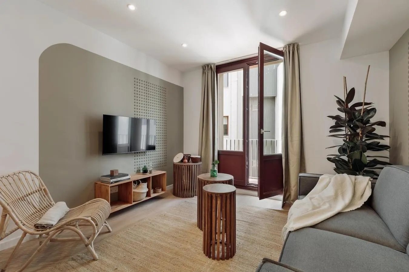 Eboli - 3 Bedrooms, Balcony And Terrace In Ciutat Vella Barcelona