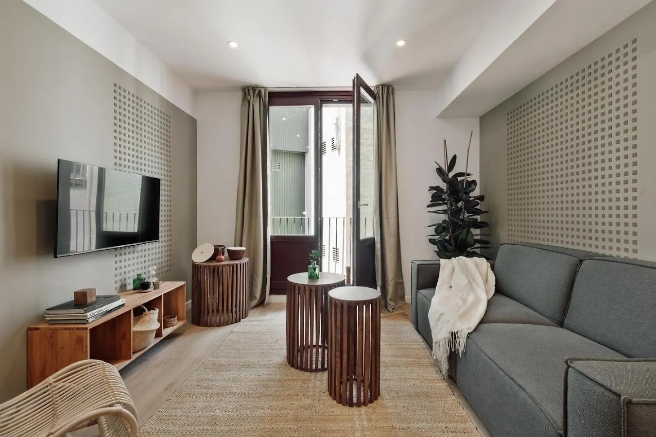 Eboli - 3 Bedrooms, Balcony And Terrace In Ciutat Vella Barcelona